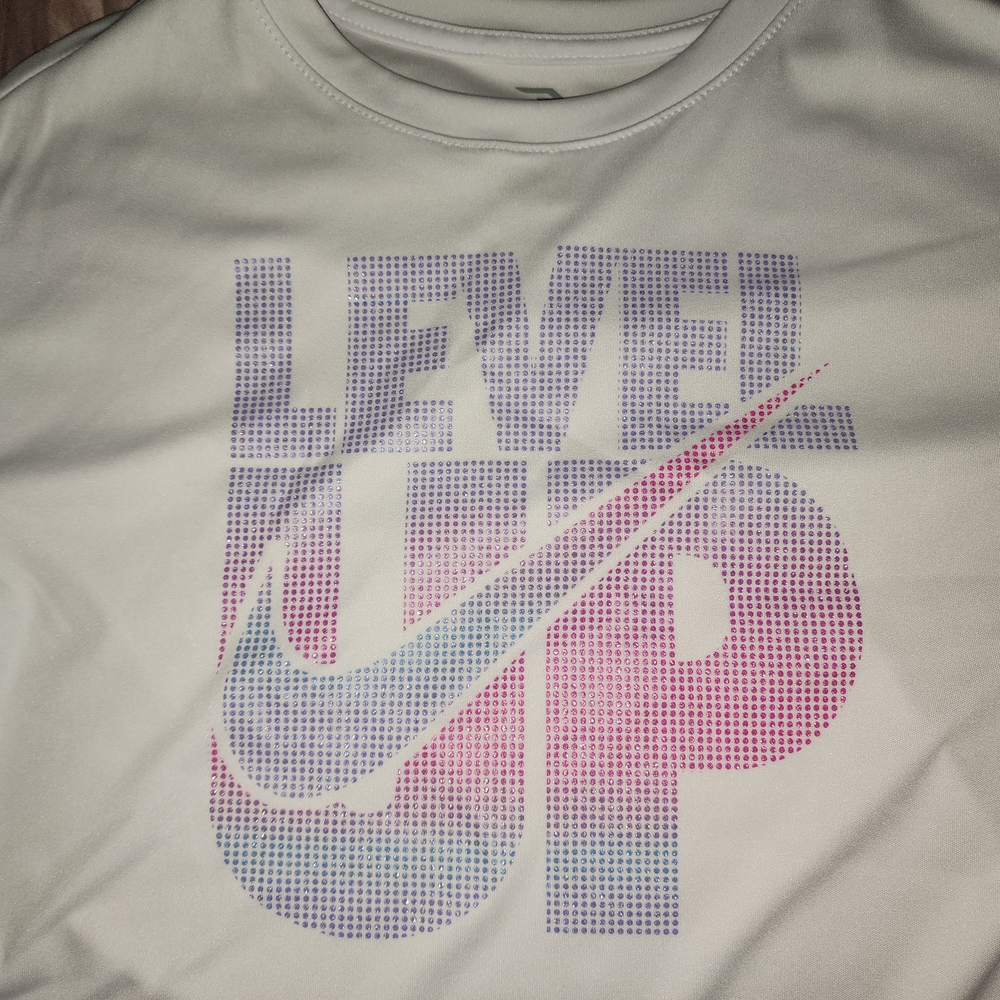 Nike White Graphic T-Shirt Girls Small  NWT